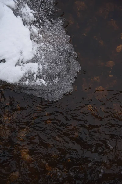 Scioglimento Primaverile Del Ghiaccio Del Flusso Dell Acqua — Foto Stock