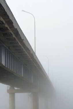 Sırasında içinde kaybolan bir yoğun sabah sis Nehri üzerinde köprü.