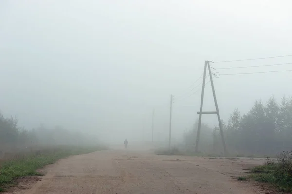 Eine Leere Straße Verschwindet Dichten Morgennebel — Stockfoto