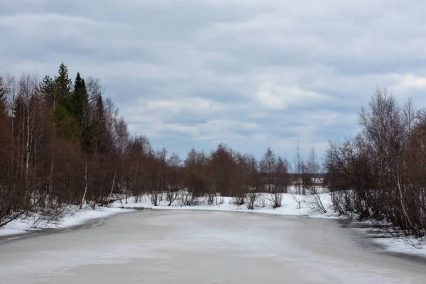 Scioglimento del ghiaccio sul lago . — Foto Stock