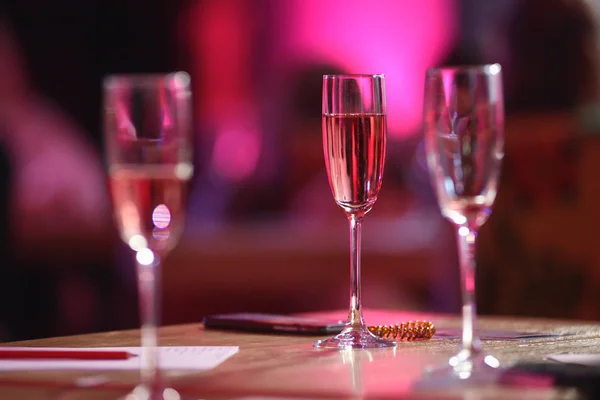 Roze champagneglas. — Stockfoto