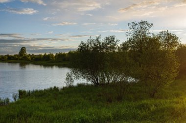 Gölde gün batımı