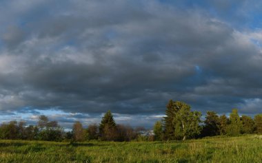 Yaz alanında dramatik gün batımı.