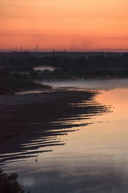 Nehir kıyısında yaz gecesi kuşlar.