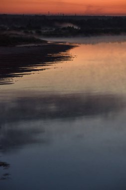 Nehir kıyısında yaz gecesi kuşlar.
