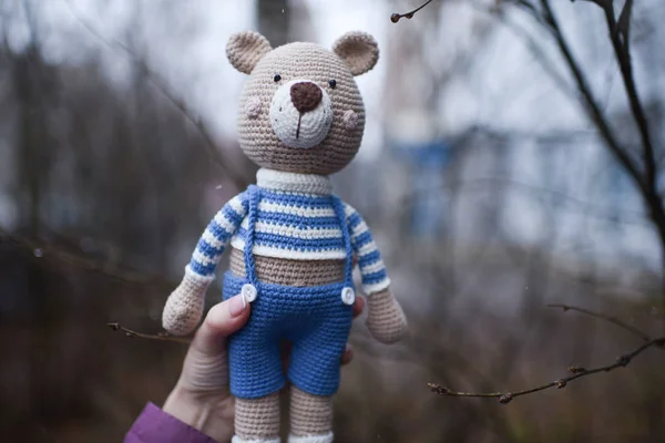 Παιχνίδι Amigurumi. Τέντυ αρκουδάκι. — Φωτογραφία Αρχείου