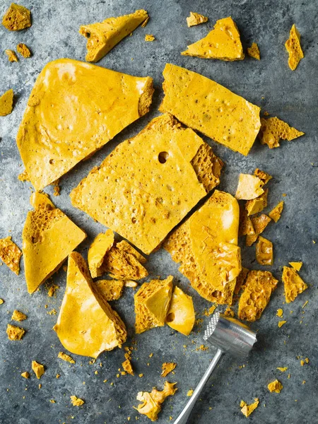 Close Rustic Homemade Golden Honeycomb Toffee — Stock Photo, Image