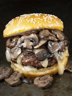 rustik Amerikan Mantarlı peynirli hamburger yakın çekim