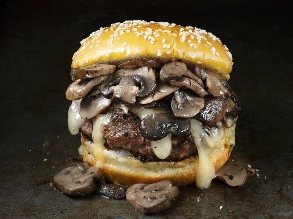 素朴なアメリカンきのこチーズ ハンバーガーのクローズ アップ — ストック写真