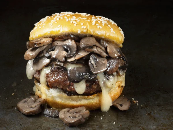 素朴なアメリカンきのこチーズ ハンバーガーのクローズ アップ — ストック写真