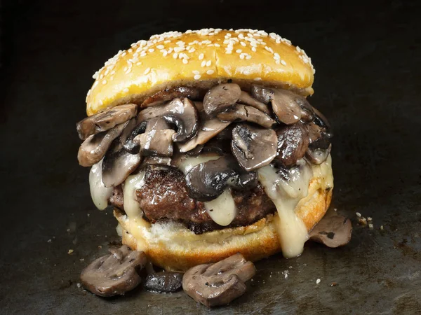 Закрытие Деревенского Американского Гамбургера Грибным Сыром — стоковое фото