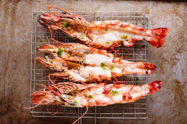 rustik ızgara jumbo karides yakın çekim