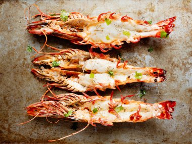 rustik ızgara jumbo karides yakın çekim