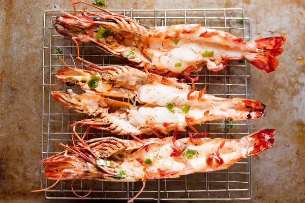 rustik ızgara jumbo karides yakın çekim