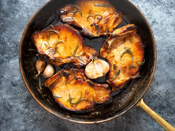 rustik pan kızarmış domuz pirzolası yakın çekim