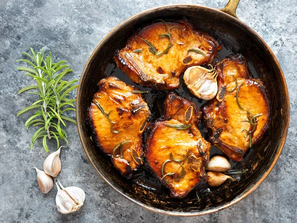 Primo Piano Padella Rustica Costoletta Maiale Fritta — Foto Stock