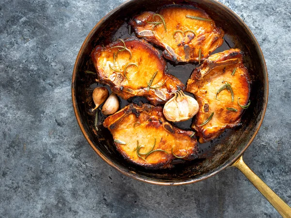 rustik pan kızarmış domuz pirzolası yakın çekim