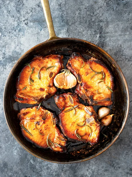 rustik pan kızarmış domuz pirzolası yakın çekim