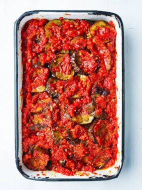 Orta Doğu demlenmiş patlıcan tepsi kapat