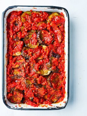 Orta Doğu demlenmiş patlıcan tepsi kapat