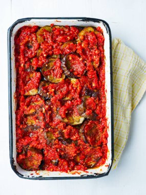 Orta Doğu demlenmiş patlıcan tepsi kapat