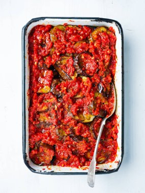 Orta Doğu demlenmiş patlıcan tepsi kapat