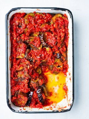 Orta Doğu demlenmiş patlıcan tepsi kapat