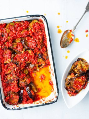 Orta Doğu demlenmiş patlıcan tepsi kapat