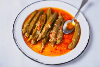 defocused rustik Yunan Akdeniz haşlanmış Bamya kadar kapatın