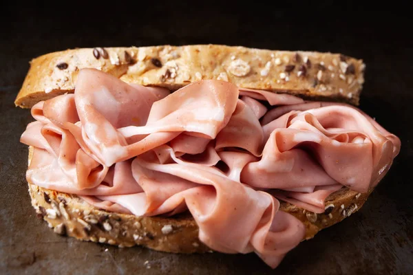 Primer Plano Rústico Italiano Mortadella Sándwich Desenfocado Desenfoque —  Fotos de Stock