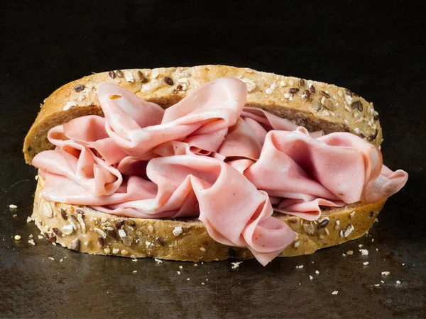 Närbild Rustik Italiensk Mortadella Smörgås — Stockfoto