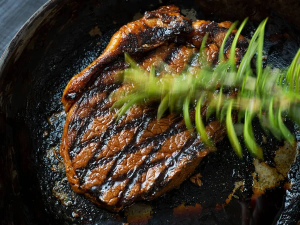 Zblízka Vaření Rosemary Jednotlivá Steak Motion Blur — Stock fotografie