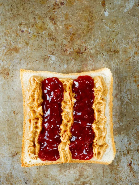 Närbild Rustika Amerikanska Jordnötssmör Och Gelé Smörgås — Stockfoto