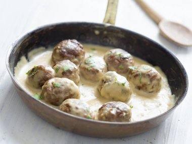 bir tavada rustik İsveç köftesi yakın çekim