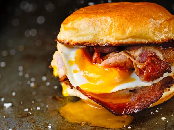Primer Plano Tocino Rústico Huevo Desayuno Pan Sándwich —  Fotos de Stock