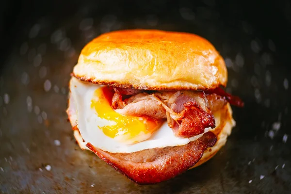 Nahaufnahme Der Rustikalen Speck Frühstück Sandwich Brötchen Unschärfe Defokussiert — Stockfoto