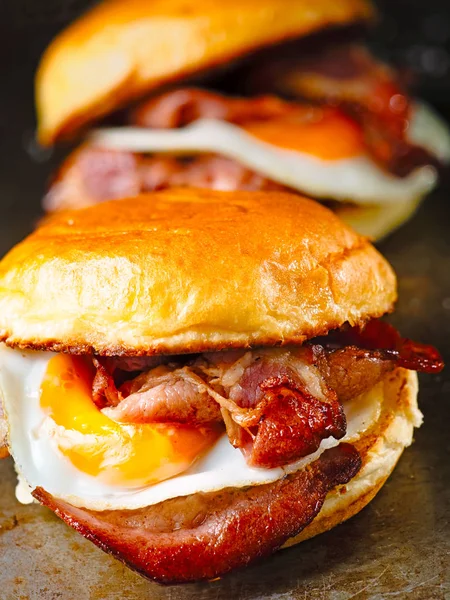 Primer Plano Tocino Rústico Huevo Desayuno Pan Sándwich —  Fotos de Stock