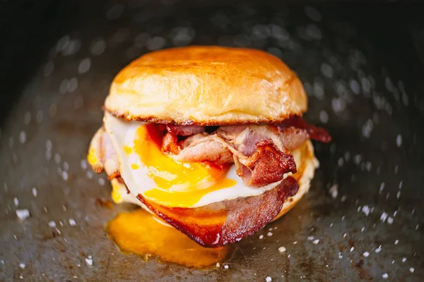 Nahaufnahme Der Rustikalen Speck Frühstück Sandwich Brötchen Unschärfe Defokussiert — Stockfoto