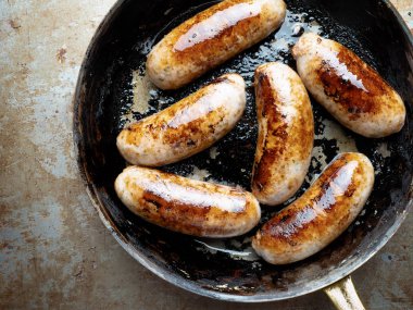 rustik pan kavrulmuş sosis yakın çekim