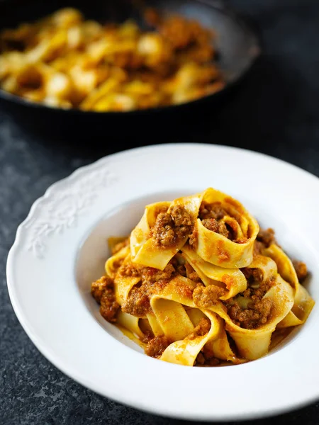 Primer Plano Pasta Pappardelle Bolognese Italiana Rústica Salsa Carne —  Fotos de Stock