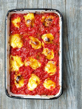 rustik İtalyan pişmiş Mantı makarna güveci yakın çekim