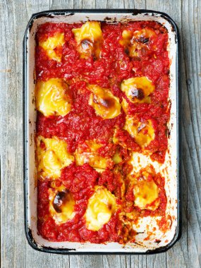 rustik İtalyan pişmiş Mantı makarna güveci yakın çekim