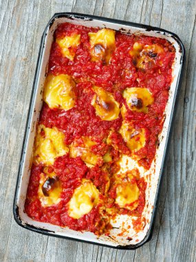 rustik İtalyan pişmiş Mantı makarna güveci yakın çekim