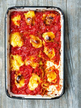 rustik İtalyan pişmiş Mantı makarna güveci yakın çekim