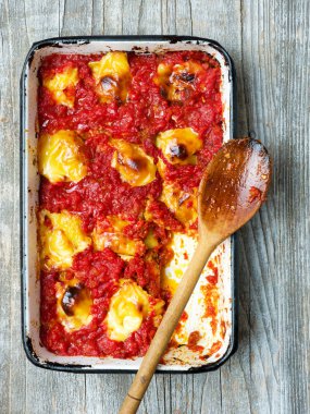 rustik İtalyan pişmiş Mantı makarna güveci yakın çekim