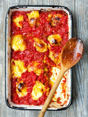 rustik İtalyan pişmiş Mantı makarna güveci yakın çekim