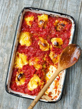 rustik İtalyan pişmiş Mantı makarna güveci yakın çekim