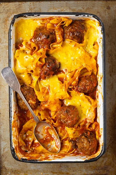 Närbild Rustika Bakad Italienska Meatball Pappardelle Pasta Gryta — Stockfoto