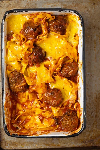 Närbild Rustika Bakad Italienska Meatball Pappardelle Pasta Gryta — Stockfoto