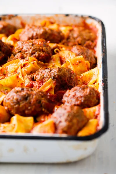 Närbild Rustika Italienska Meatball Pappardelle Pasta — Stockfoto